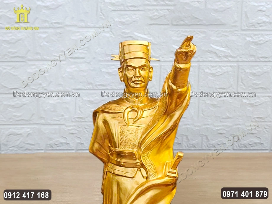 Gương mặt uy nghi&ecirc;m của Ng&agrave;i Quốc c&ocirc;ng được chạm khắc sắc n&eacute;t